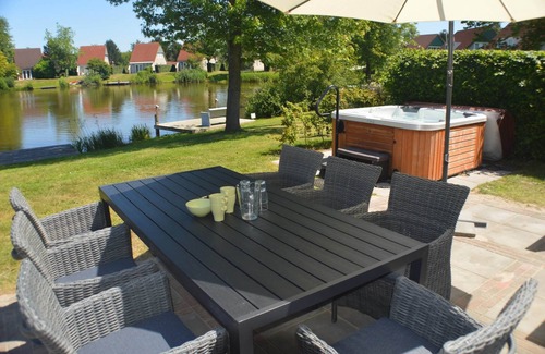 Vlagtwedde House | House with sauna, outdoor spa and pedal boat