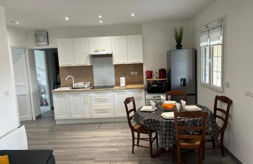 Le Thillay Apartment | House with terrace près de l'Aéroport RoissyCDG - Tour Eiffel - Champs Elysée - Paris - Aéroville centre commercial - Parc Astérix - Disneyland Paris - Mer de sable - Châteaux de Chantilly et Ecouen - Parc des expositions Villepinte - Le Bourget