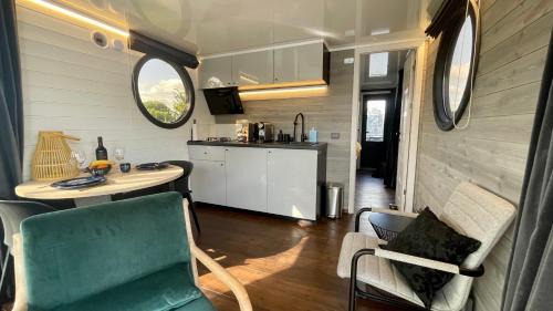 Offingawier Boat Rental | Houseboat 18 Nordic