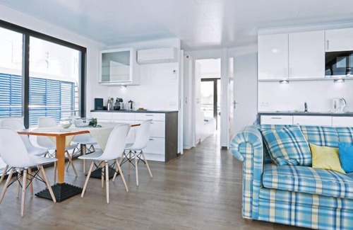 Braunsbedra Boat Rental | Houseboat Family & Friends on Geiseltalsee, Braunsbreda