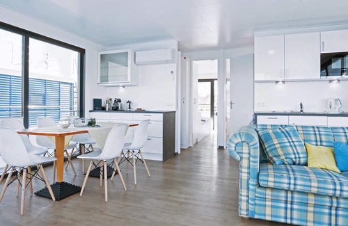 Braunsbedra Boat Rental | Houseboat Family & Friends on Geiseltalsee, Braunsbreda