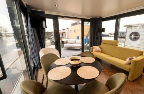 Offingawier Boat Rental | Houseboat in Offingawier with Sea View
