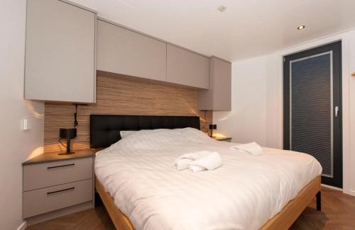 Offingawier Boat Rental | Houseboat in Offingawier with Sea View