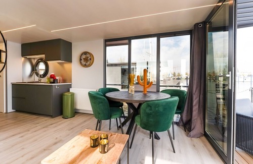 Volendam Boat Rental | Houseboat in Volendam by Ijsselmeer