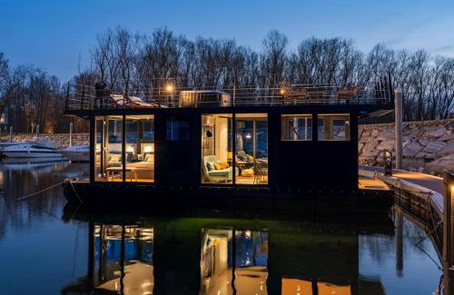 Villaggi Boat Rental | HouseBoat - Lago Maggiore con Jacuzzi