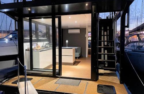 Villaggi Boat Rental | HouseBoat - Lago Maggiore con Jacuzzi