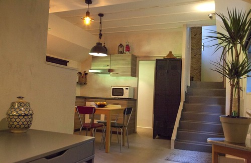 Nouvelle Ville Boat Rental | houseboat my thought, cabin 01