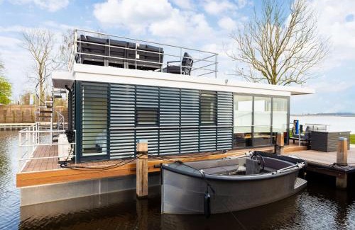 Offingawier Boat Rental | Houseboat on and around the Sneekermeer, cleaning included
