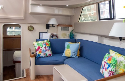 Government Center House | Houseboat Sweet Caroline- A perfect waterfront