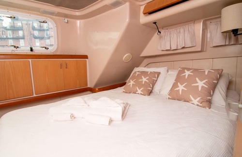 Government Center House | Houseboat Sweet Caroline- A perfect waterfront