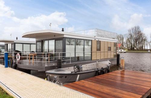 Offingawier Boat Rental | Houseboat with Stunning Views