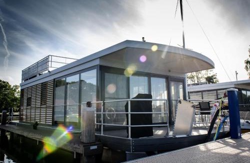 Offingawier Boat Rental | Houseboat with Stunning Views