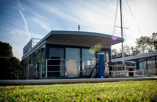 Offingawier Boat Rental | Houseboat with Stunning Views