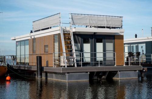 Offingawier Boat Rental | Houseboat with Stunning Views