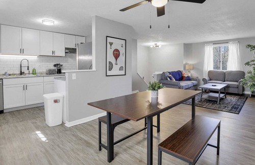 West Columbus House | Housepitality- Grove City Homestead- 4 Bed - New Renovation