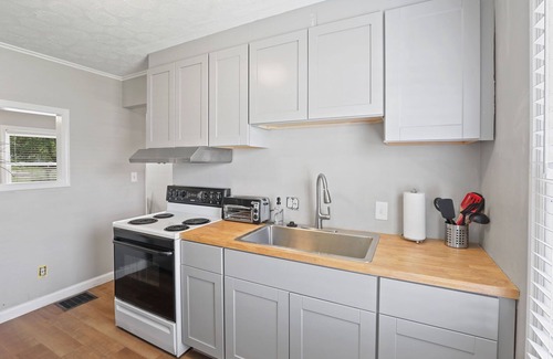 Columbus House | Housepitality The Bungalow 2 BR 1BA