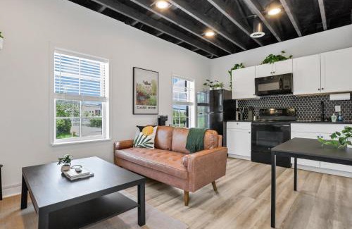 German Village Apartment | Housepitality - The City View Suite