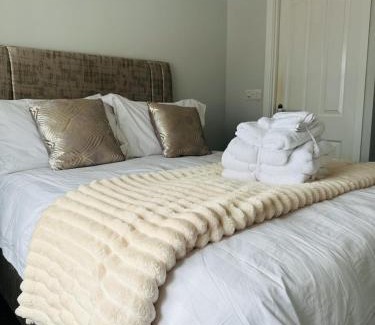 Corby House | HouseSleeps5-Parking-Garden-PrivateEntrance