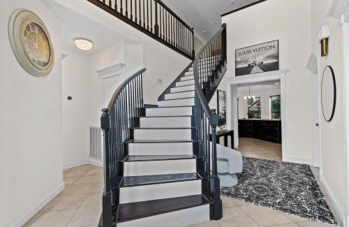 Barker House | Houston Gem with Soaking Tub near Chateau Nouvelle