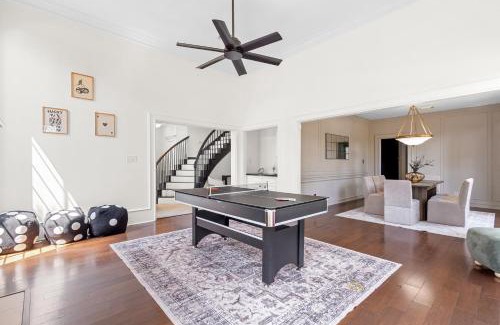 Barker House | Houston Gem with Soaking Tub near Chateau Nouvelle