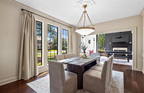 Barker House | Houston Gem with Soaking Tub near Chateau Nouvelle