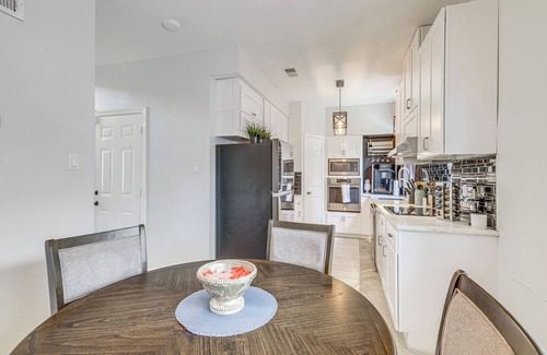 Huntwick Forest House | Houston Retreat w/Smart TVs: Walk to Golf Course!