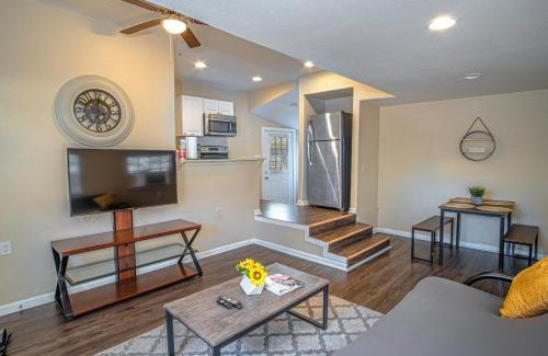 Arena District Apartment | Houston St Guest house near Downtown/Military base