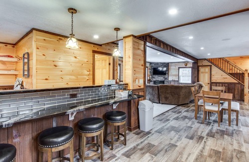 Olanta Cabin | Houtzdale Home w/Shuffleboard & Pickleball!