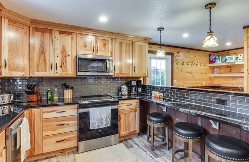 Olanta Cabin | Houtzdale Home w/Shuffleboard & Pickleball!
