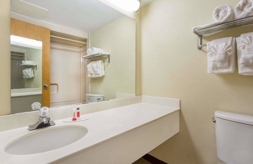 Lightfoot Hotel | Howard Johnson by Wyndham Williamsburg