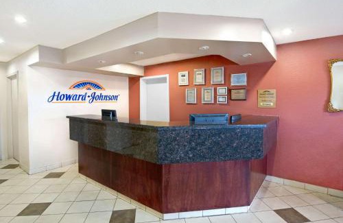 Red Deer Hotel | Howard Johnson by Wyndham Red Deer