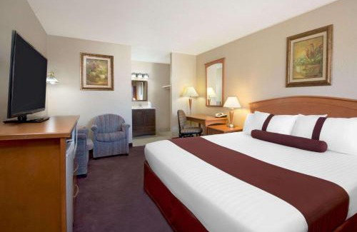 Red Deer Hotel | Howard Johnson by Wyndham Red Deer
