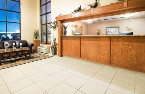 Oacoma Hotel | Howard Johnson by Wyndham Oacoma Hotel & Suites