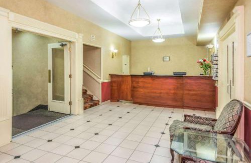 Sunnyside Hotel | Howard Johnson by Wyndham Toronto Downtown West