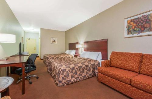 Sunnyside Hotel | Howard Johnson by Wyndham Toronto Downtown West