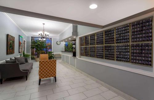 Waukegan Hotel | Howard Johnson by Wyndham Waukegan Great Lakes