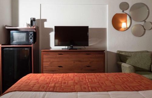 Waukegan Hotel | Howard Johnson by Wyndham Waukegan Great Lakes