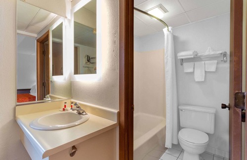 Waukegan Hotel | Howard Johnson by Wyndham Waukegan Great Lakes