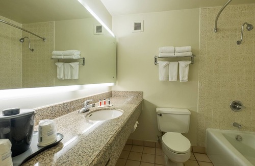 Northwest Anaheim Hotel | Howard Johnson Hotel&Conf Cntr by Wyndham Fullerton/Anaheim