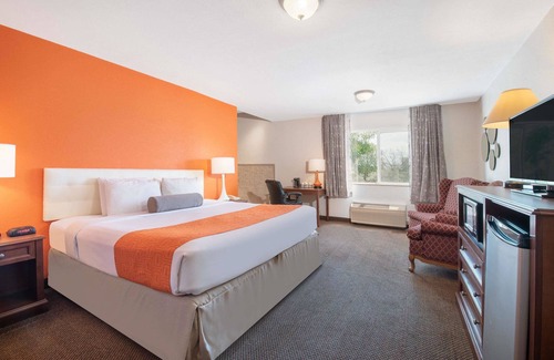 Oacoma Hotel | Howard Johnson Hotel & Suites by Wyndham Oacoma