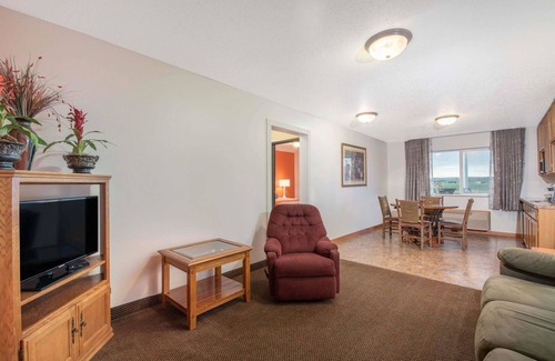 Oacoma Hotel | Howard Johnson Hotel & Suites by Wyndham Oacoma
