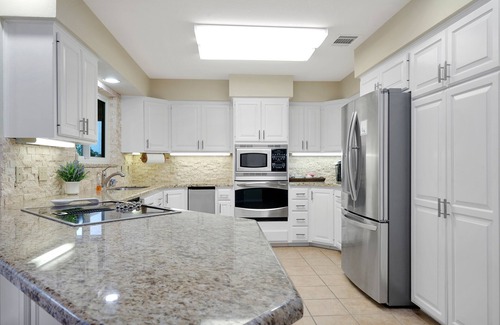 Horseshoe Bay Cabin | Howdy House @HSB Waterfront Private Pool Day Docking 4 BD/3BA for 12