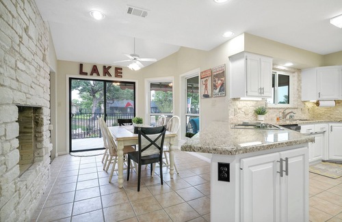 Horseshoe Bay Cabin | Howdy House @HSB Waterfront Private Pool Day Docking 4 BD/3BA for 12