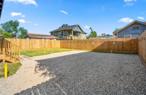Greater East End Apartment | Htown eclectic funk vibe unit A