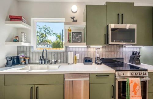 Greater East End Apartment | Htown Ecletic Funk Vibe Unit B