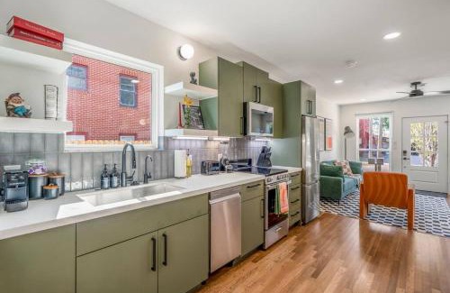 Greater East End Apartment | Htown Ecletic Funk Vibe Unit B