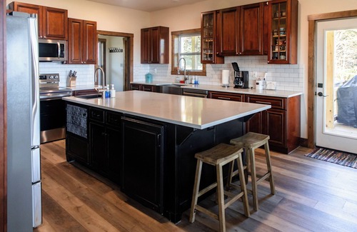 Kimberling City House | Huckleberry Hollow, secluded home in the woods, wraparound porch, soaker tub!
