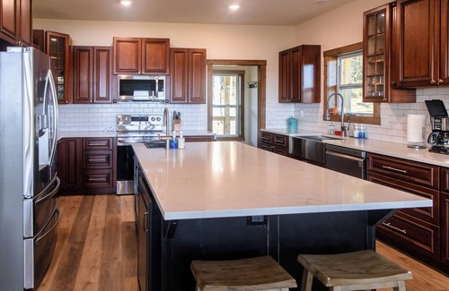 Kimberling City House | Huckleberry Hollow, secluded home in the woods, wraparound porch, soaker tub!