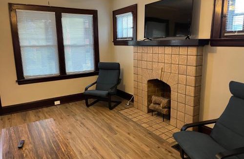 Norwood House | Hudson #1 Private Two Bed near Xavier & Downtown