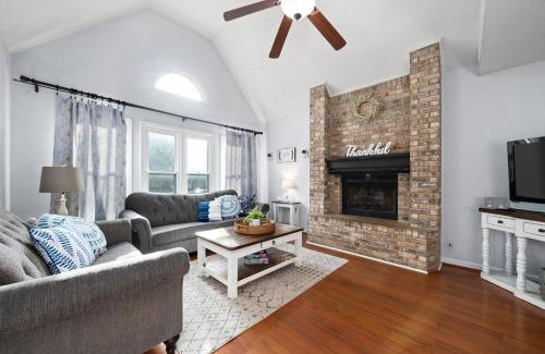 Clarksville House | Hudson House 0.2 Miles to Red River w/King Bed (1726 Broadripple Drive)